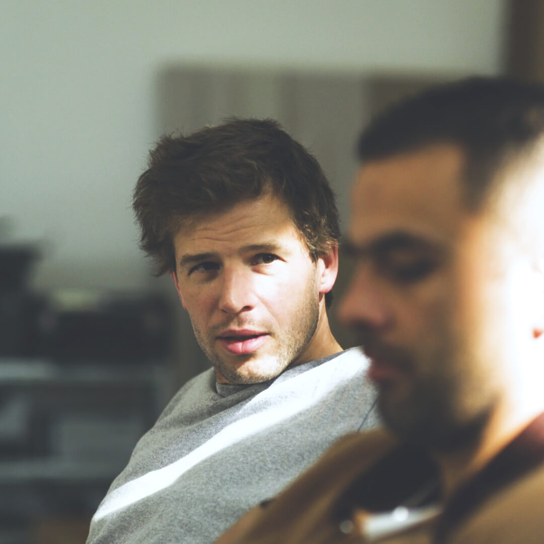 Robert Zeise schaut in die Kamera. Sonnenlicht scheint auf sein Gesicht