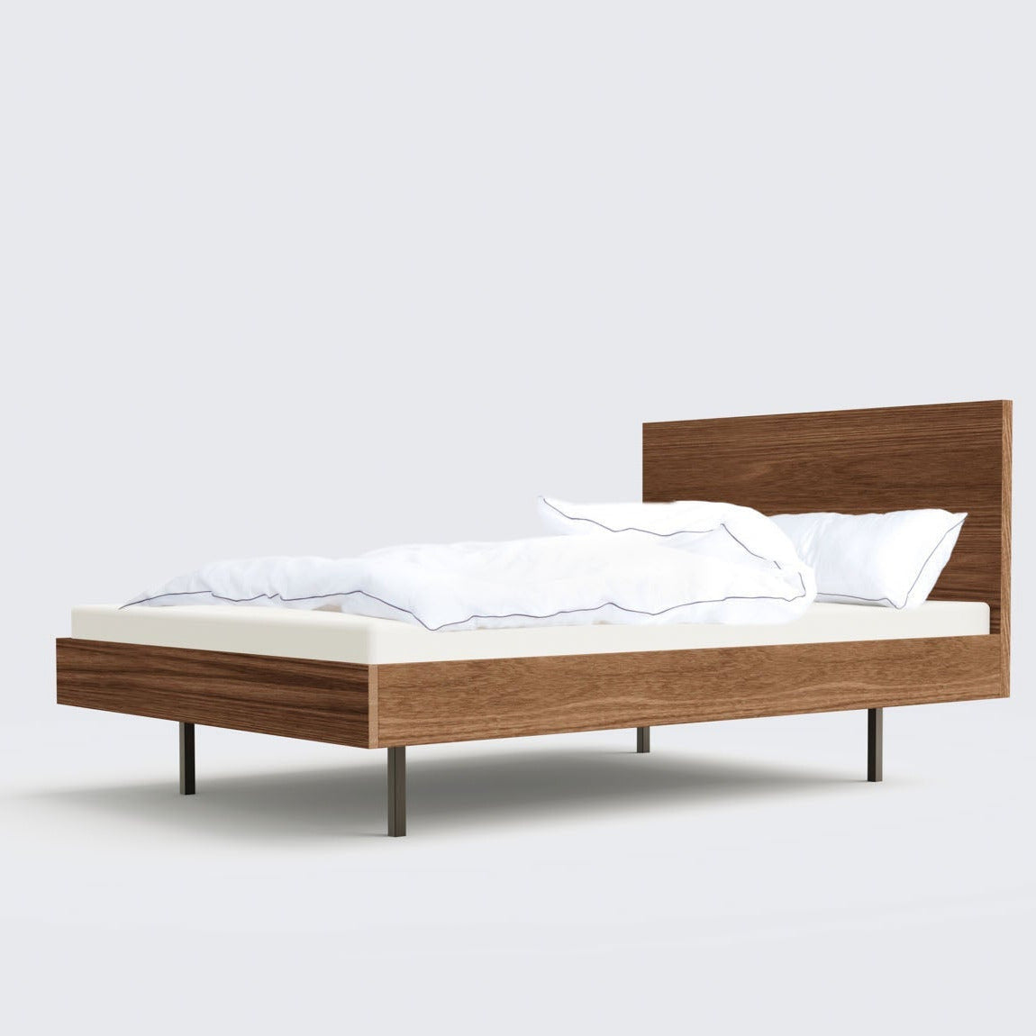 Bett aus Nussbaumfurnier und Massivholz