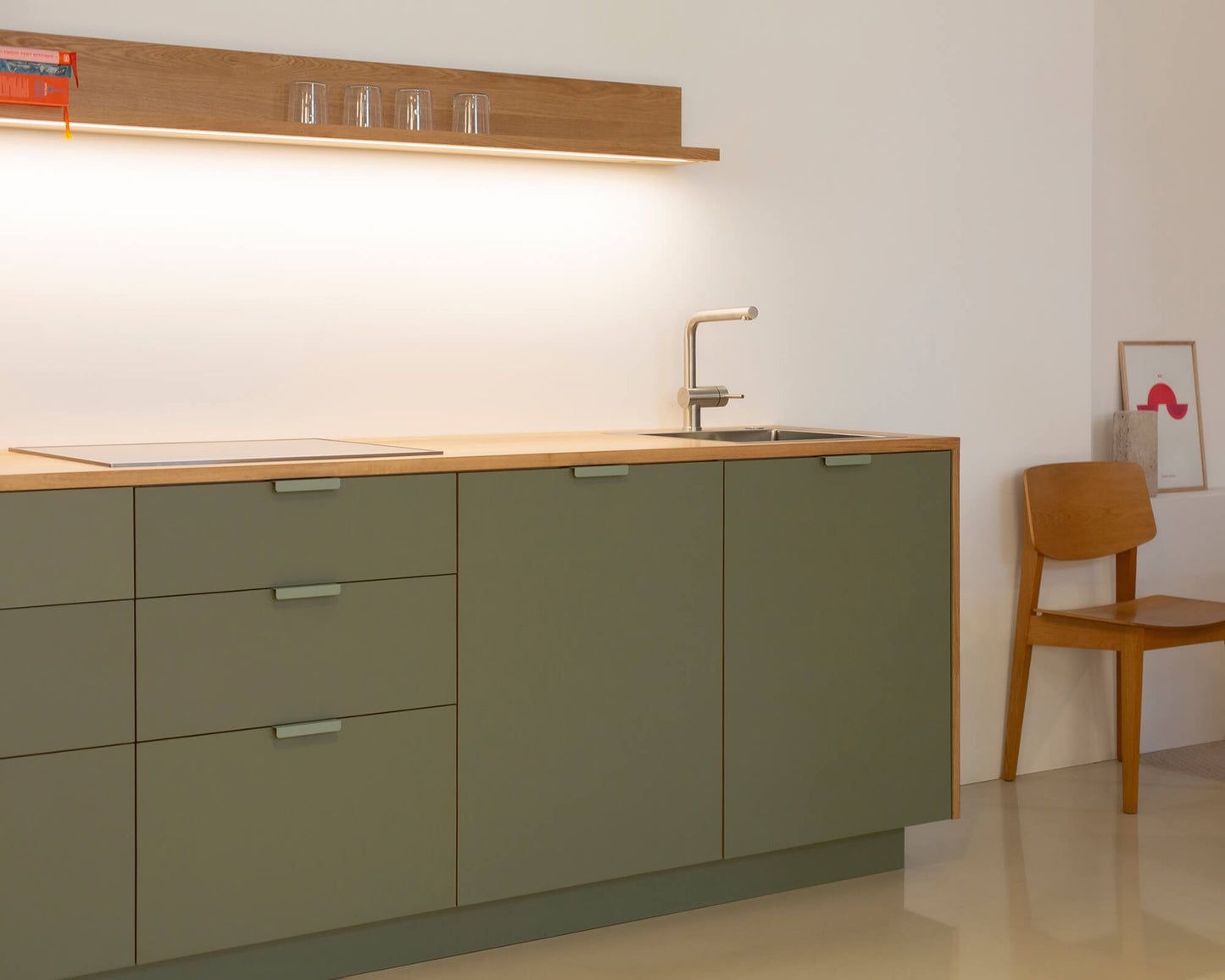 Grüne Linoleumküche mit grünem Griff und Eichenarbeitsplatte