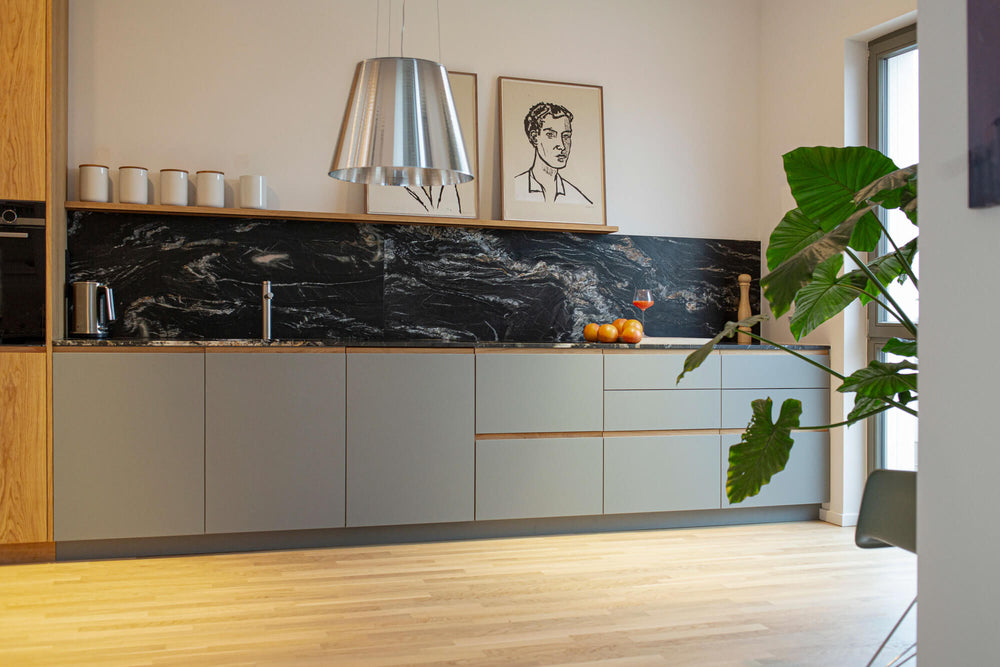 Küchenzeile mit Linoleumfronten und natursteinarbeitsplatte in schwarz marmoriert