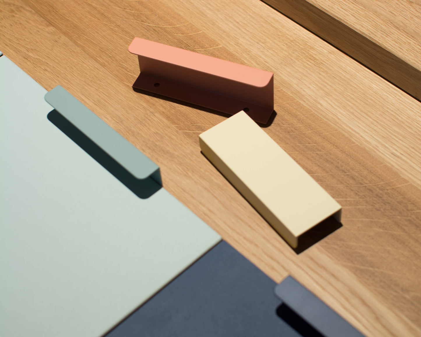 Küchengriffe auf einer Eichenarbeitsplatte