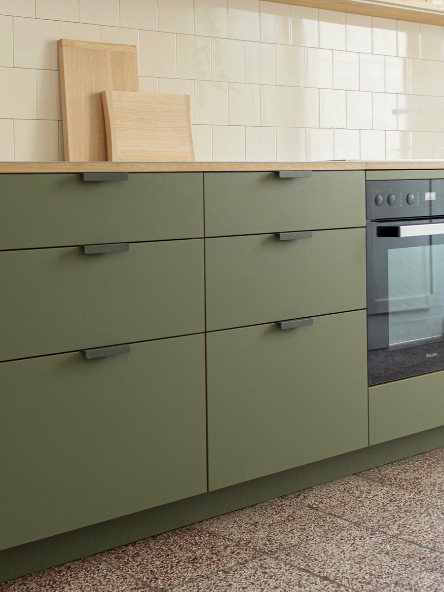 BB Plan Linoleumküche in Karlsruhe mit Olive-Fronten und Edelstahl-Arbeitsplatte