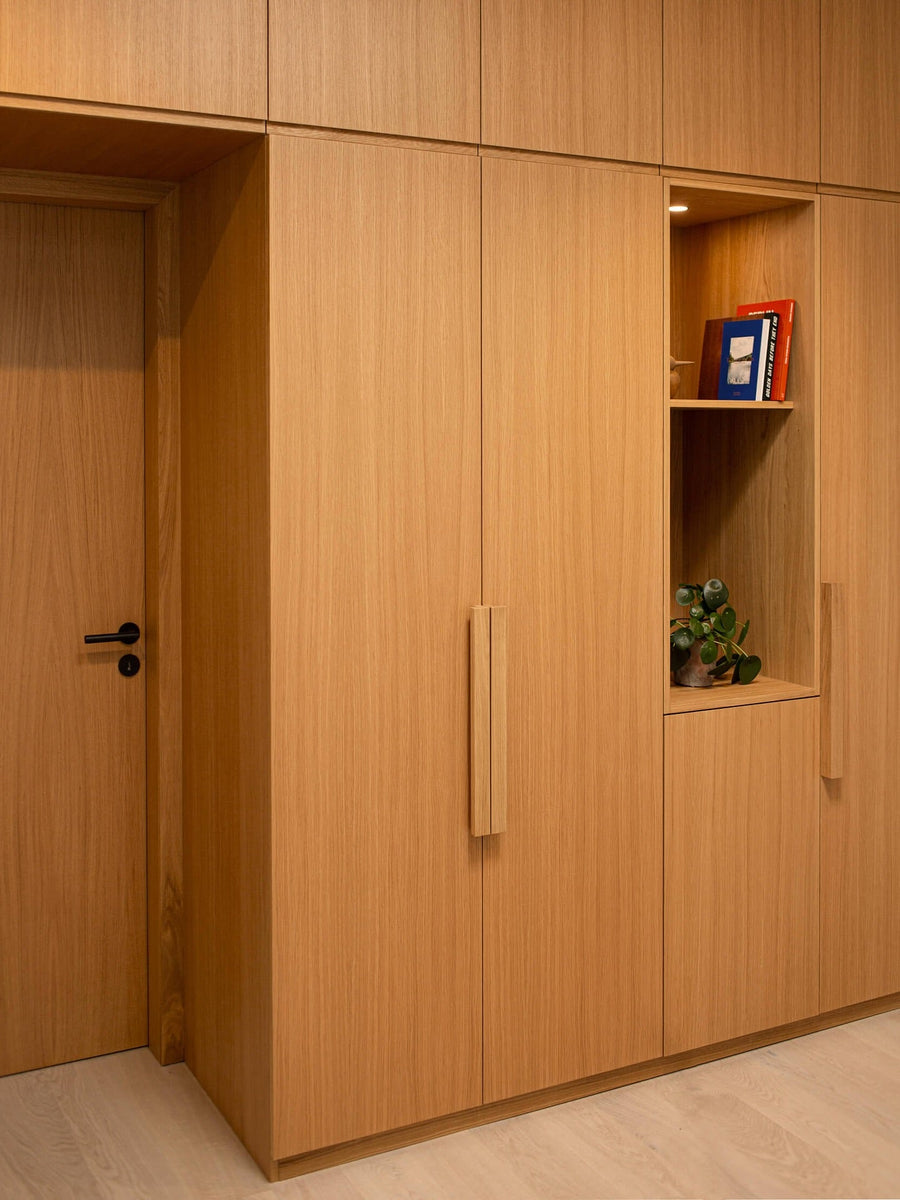 Maßgefertigter Wandschrank aus Eichenfurnier mit beleuchtetem Regal