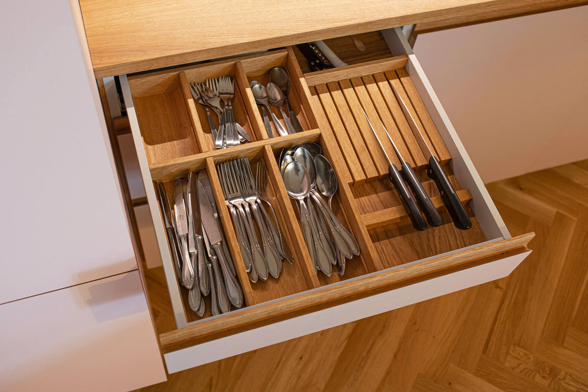 Küchenschubkasten mit Besteckeinsatz und Messerblock aus Eiche