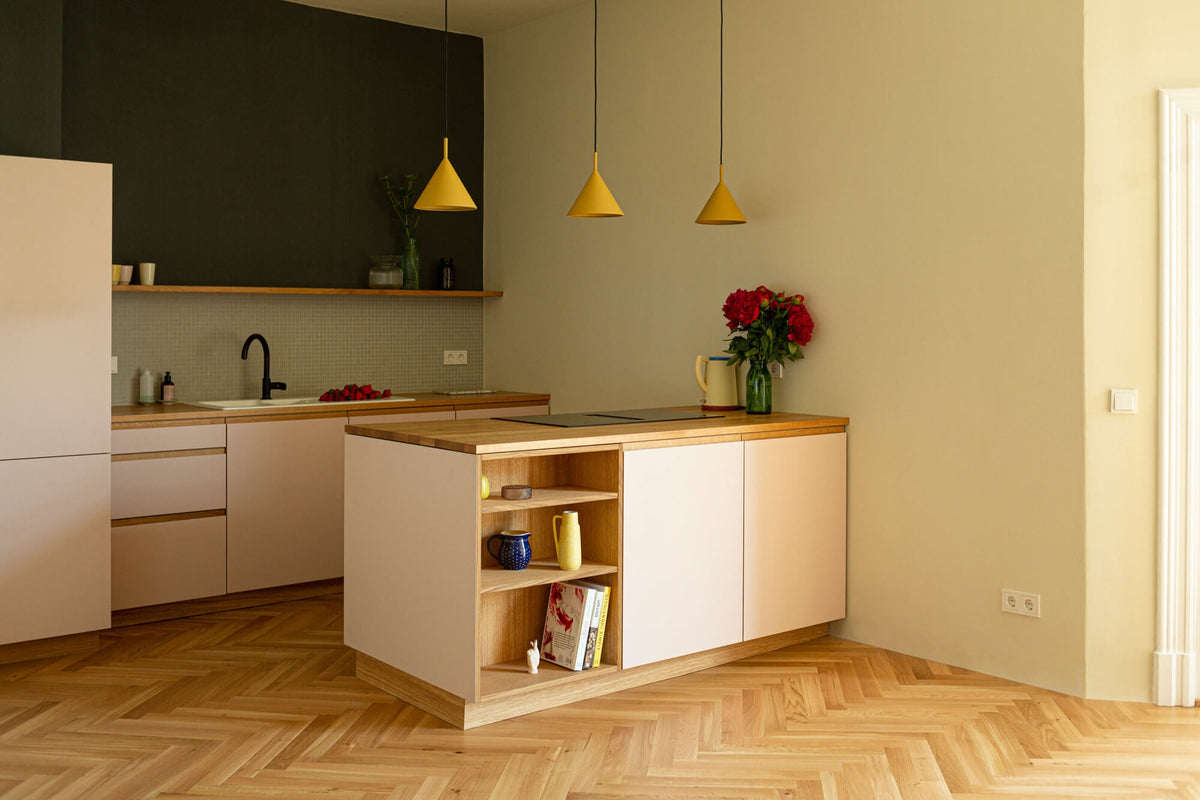 Linoleumküche in Powder mit Eichenarbeitsplatte im Berliner Zimmer