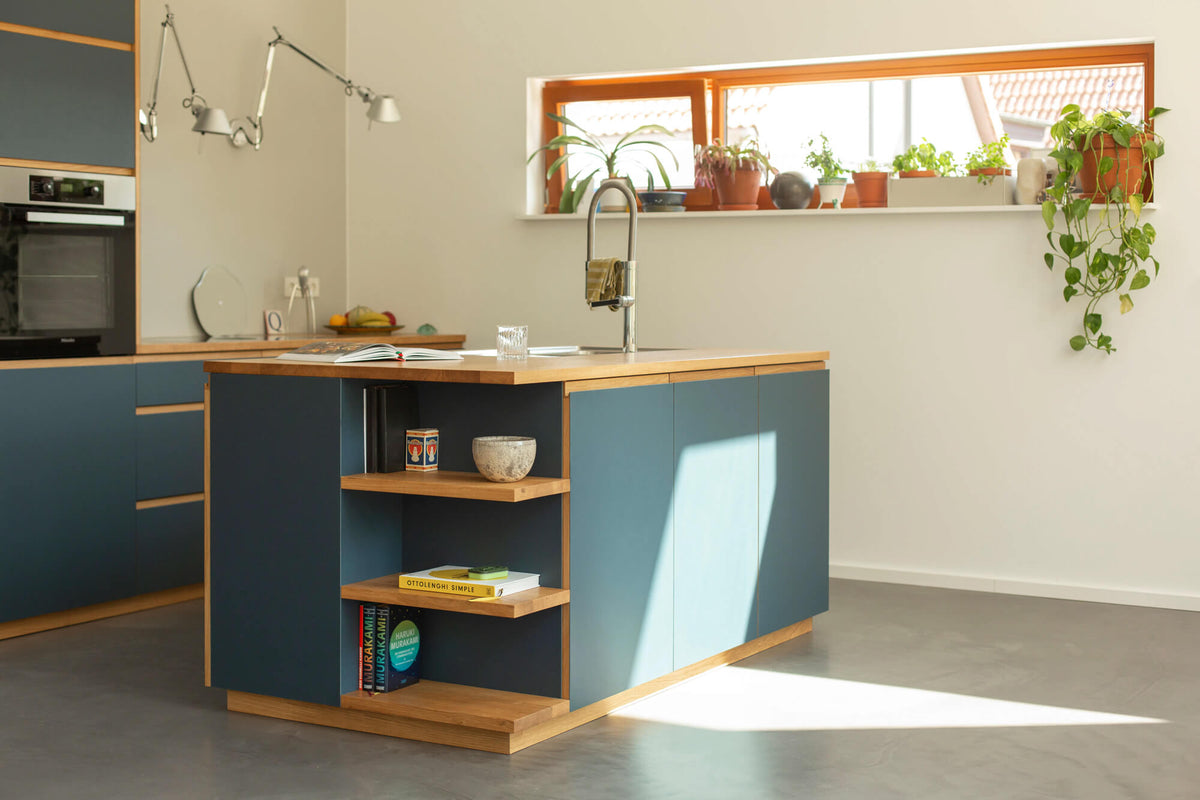 Kücheninsel in Linoleum Smokey Blue mit offenem Regal und Arbeitsplatte aus massiver Eiche