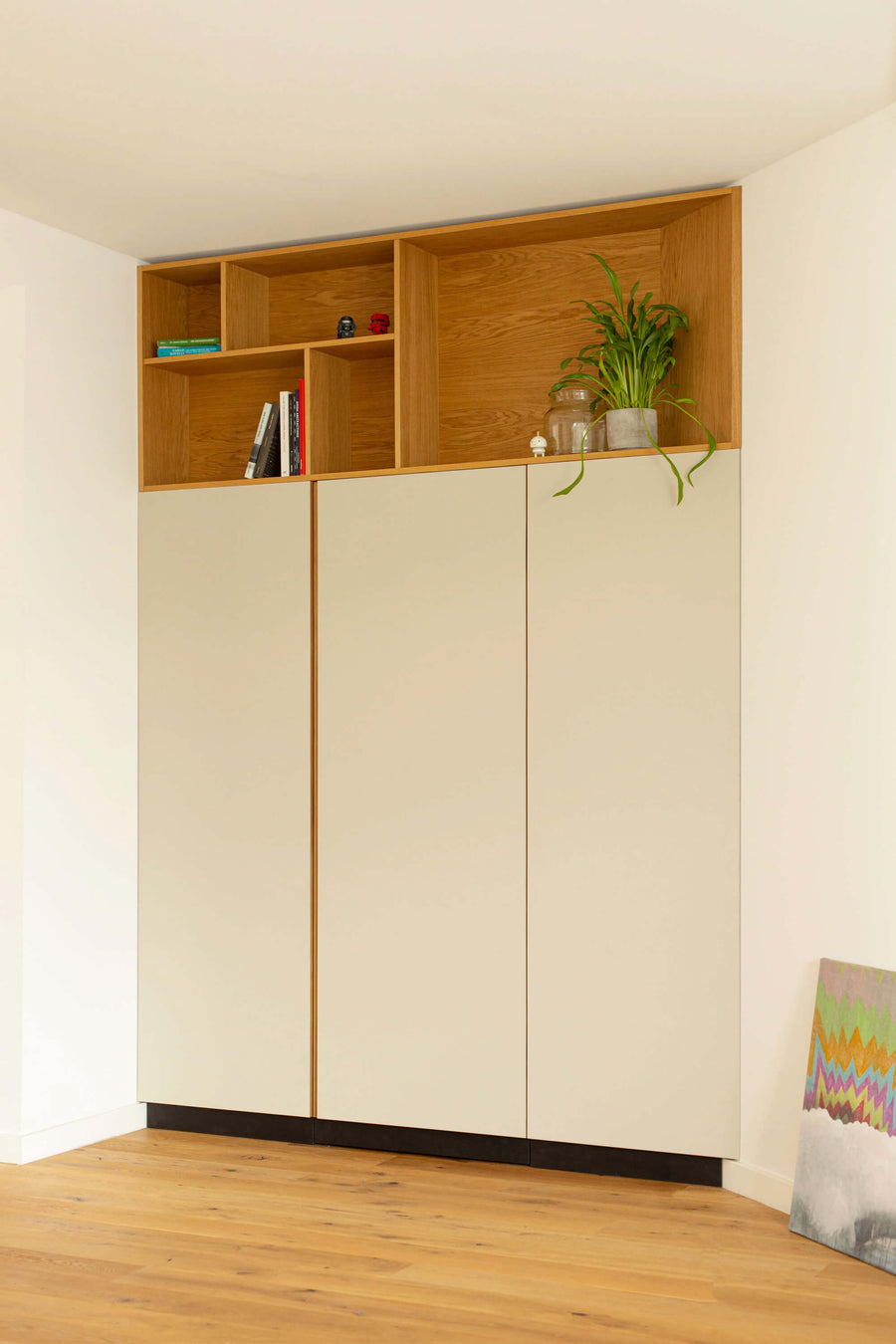 Wohnzimmerschrank nach Maß in Linoleum Mushroom mit offenem Regal aus Eichenfurnier