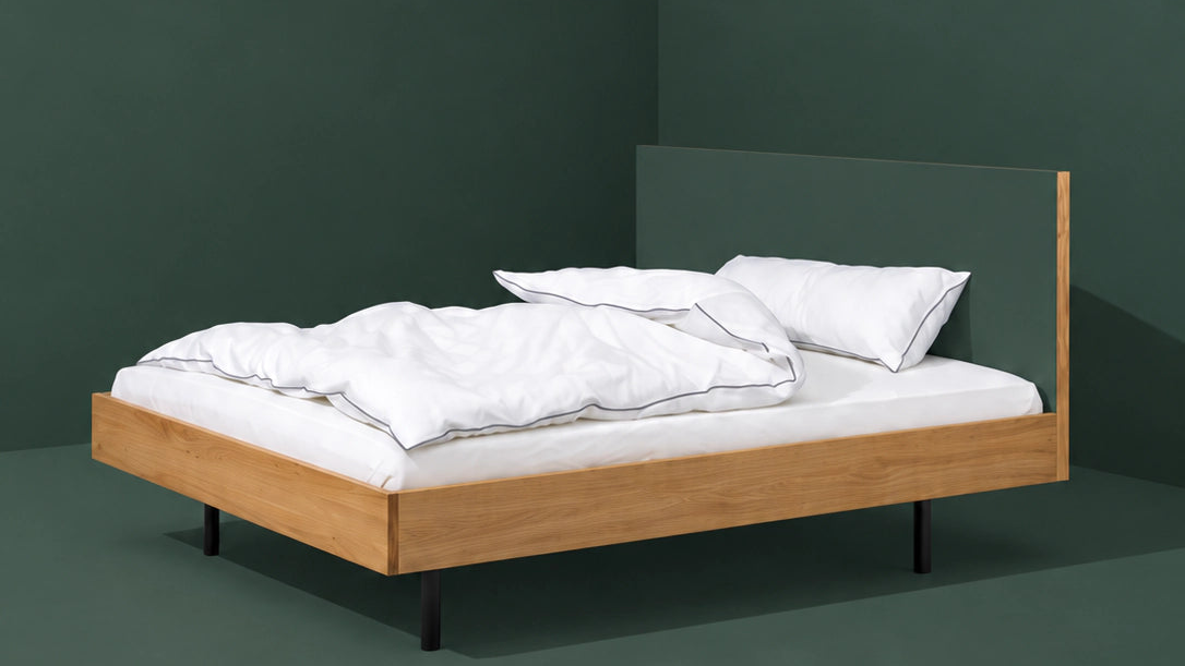 unidorm eichen bett mit grünen Kopfteil aus Linoleum und weißer bettwäsche