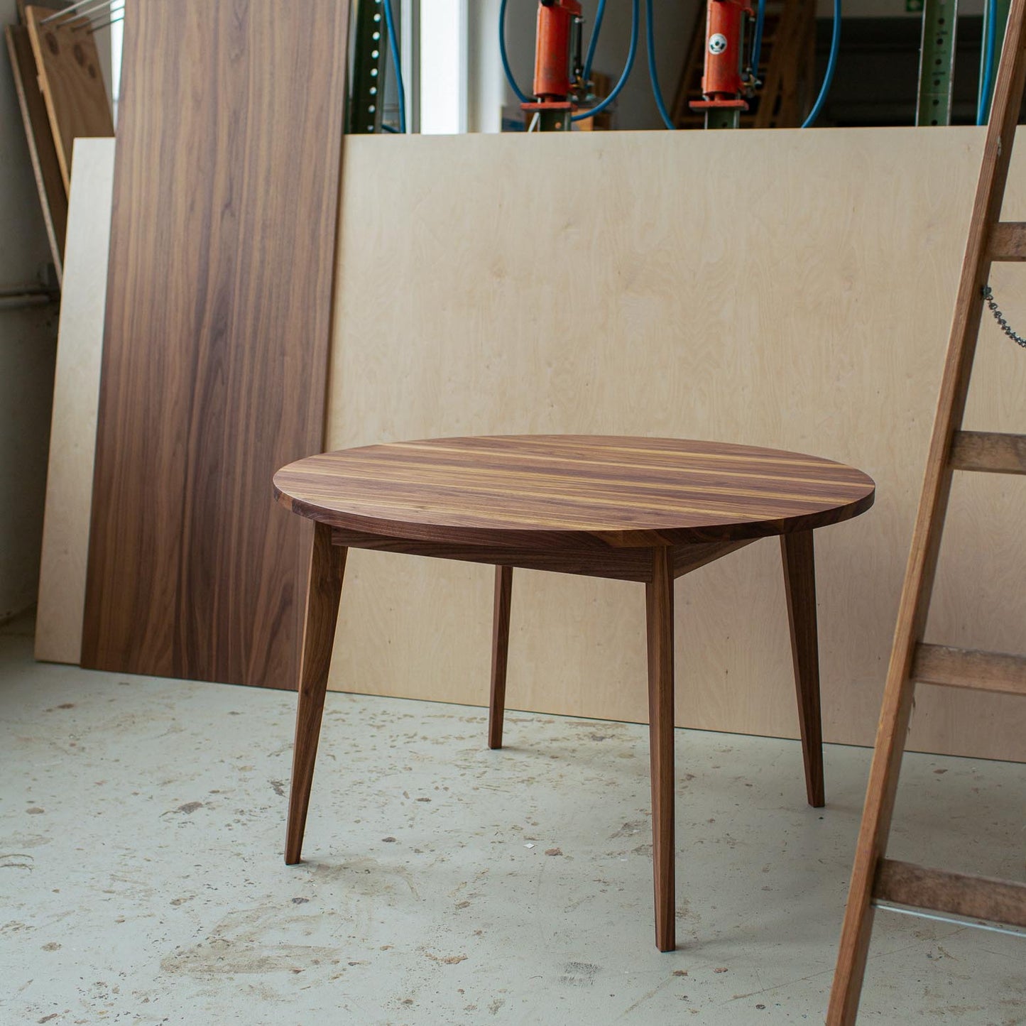 
                  
                    Runder Usus table
                  
                