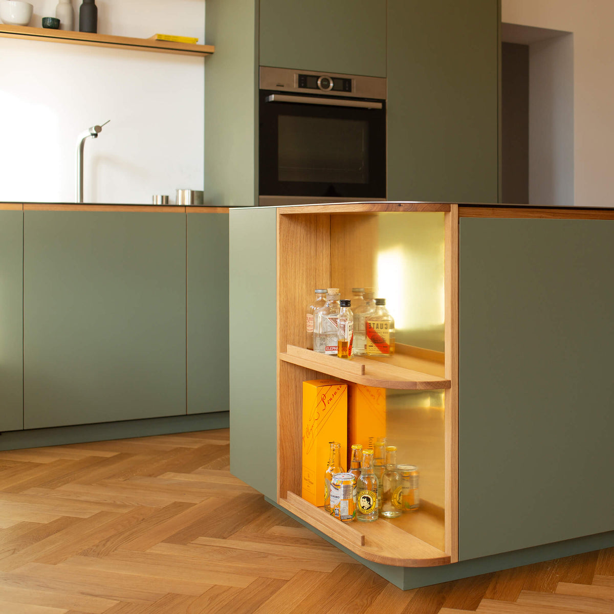 BB Plan Kochinsel in Olive mit offenem Eichenregal an der Stirnseite