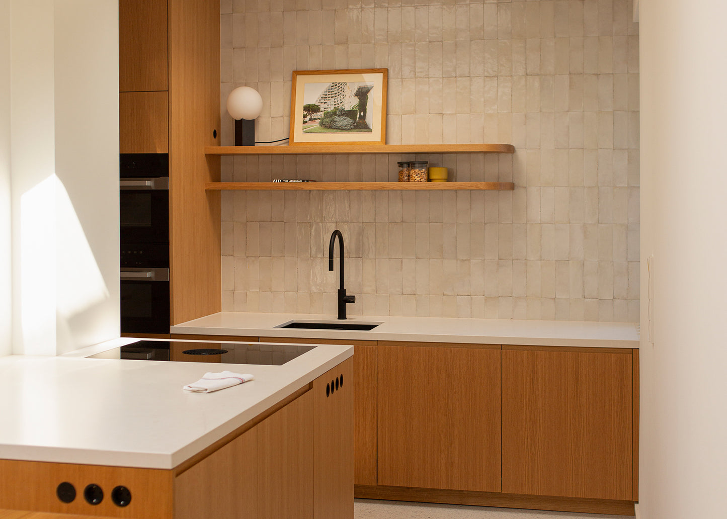 Küche Eiche mit Quarzkomposit, Bora Kochfeld und Wand weiße Fliesen