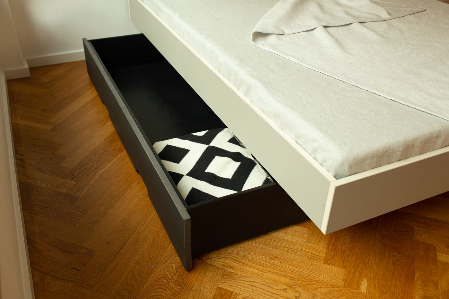 
                  
                    Linoleumbett mit Kopfteil 90 x 200 cm
                  
                