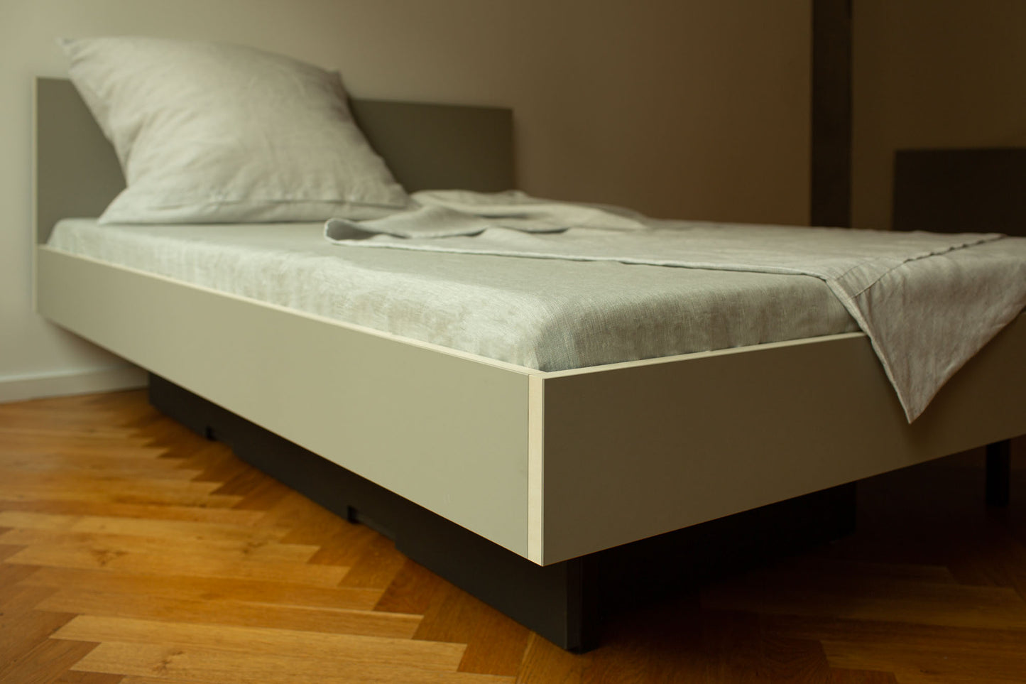
                  
                    Linoleumbett mit Kopfteil 90 x 200 cm
                  
                