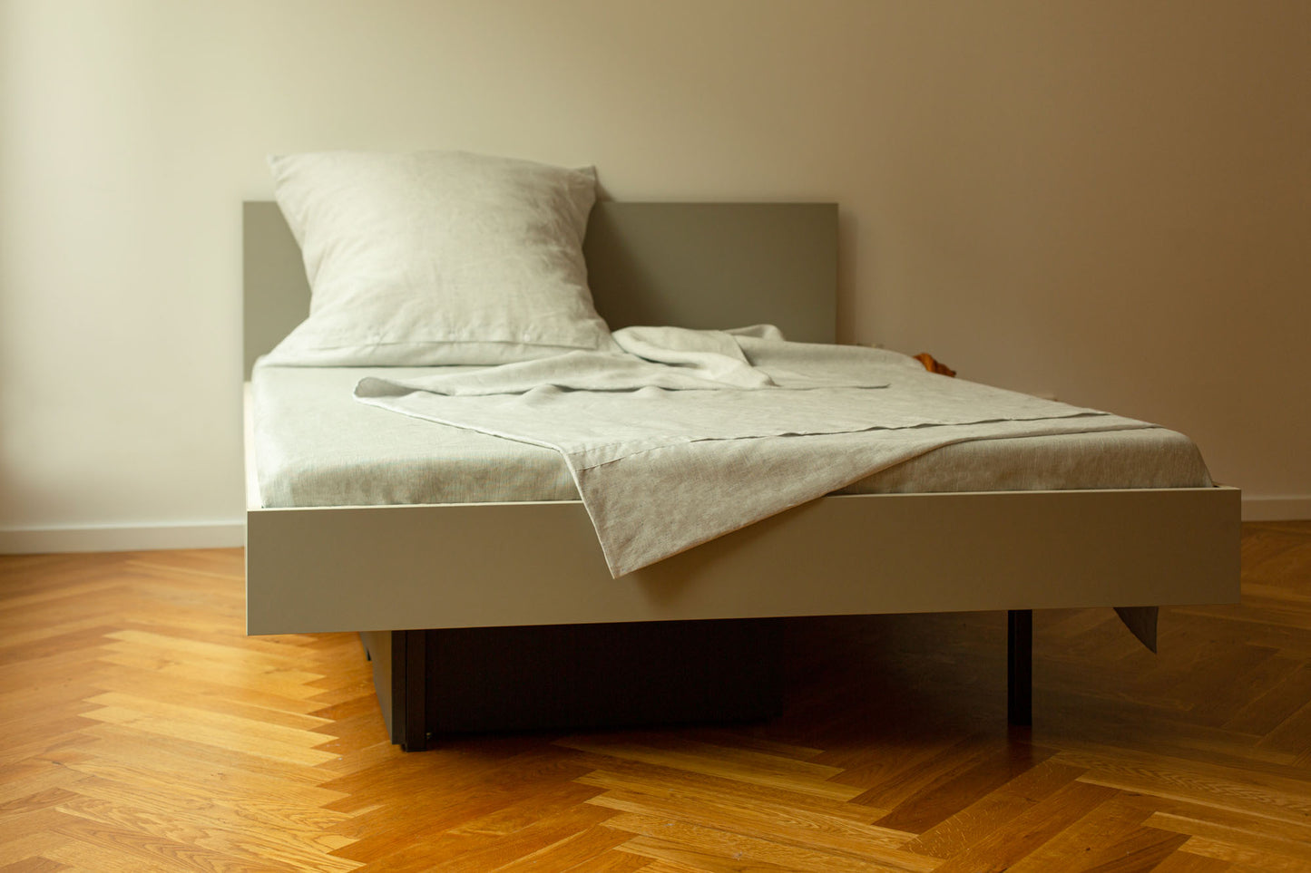 
                  
                    Linoleumbett mit Kopfteil 90 x 200 cm
                  
                