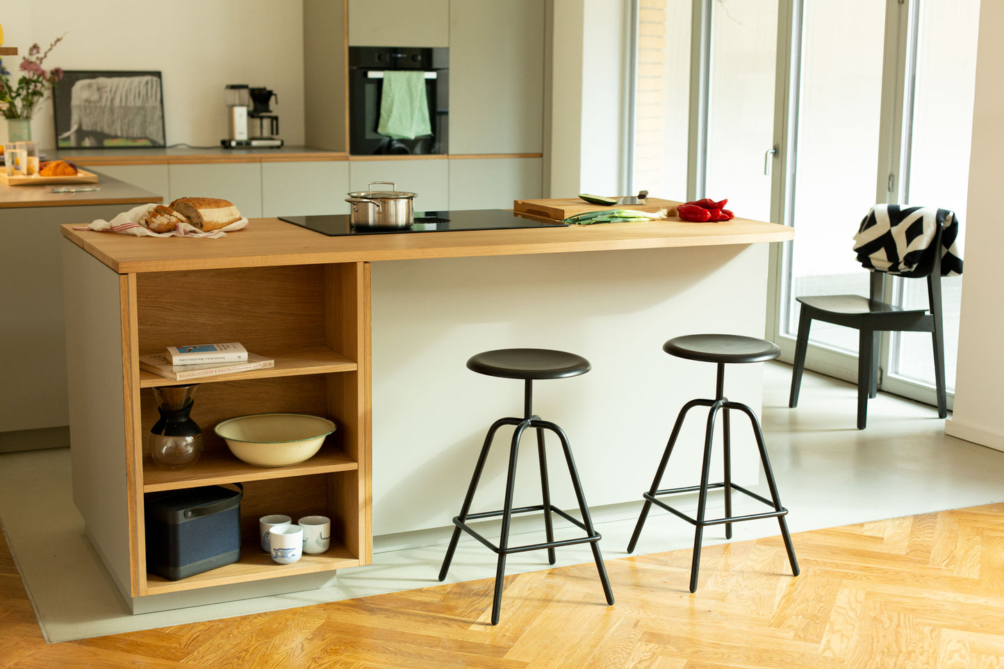 linoleumküche mit eichenarbbeitsplatte und Insel in einer fabriketage