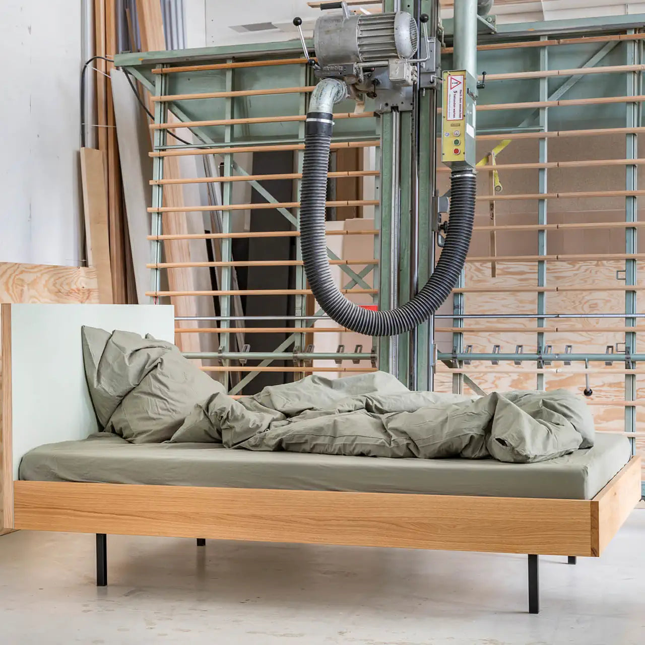 Unidorm Eiche Massivholzbett mit Kopfteil Linoleum Pebble