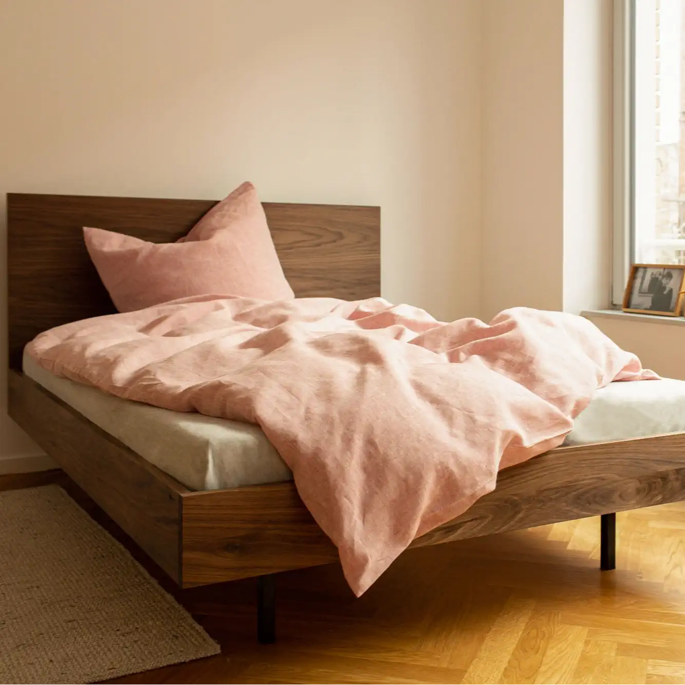 Massivholzbett aus Nussbaum mit furniertem Kopfteil