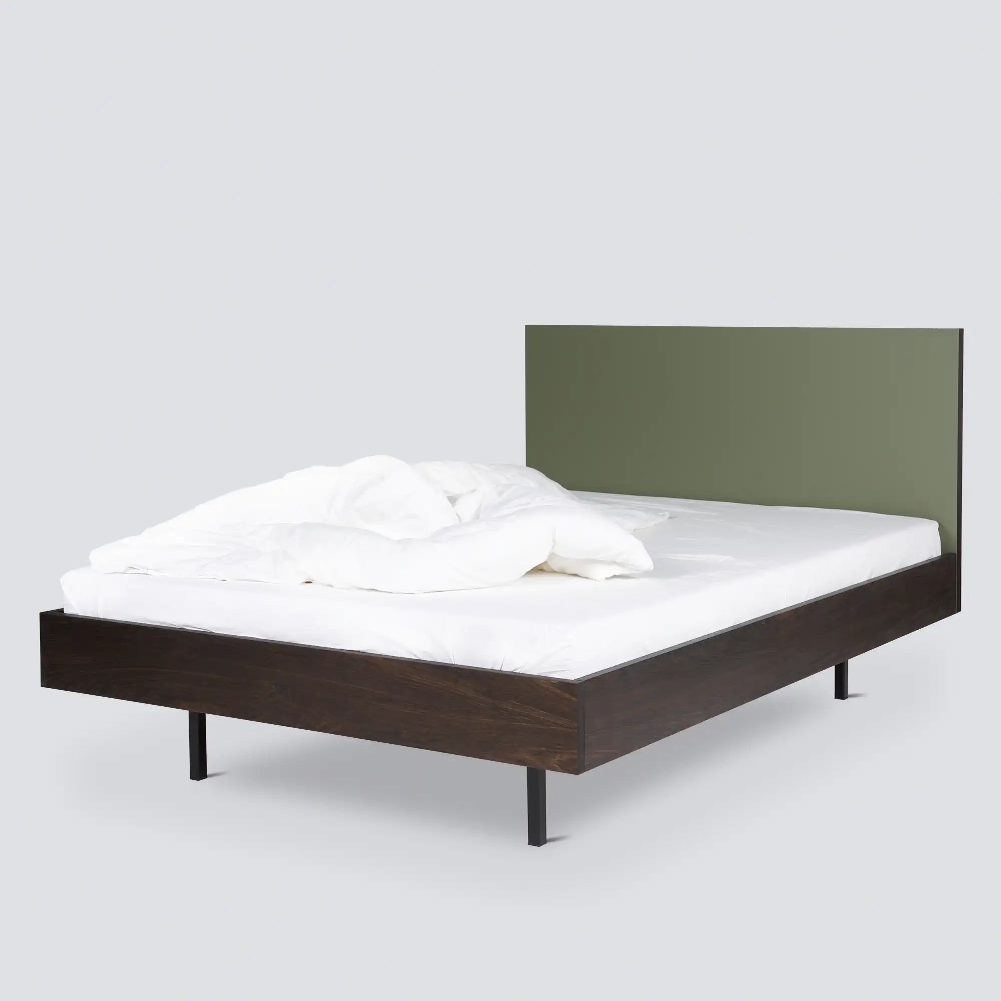 Massivholzbett aus geräucherter Eiche mit Kopftteil aus Linoleum