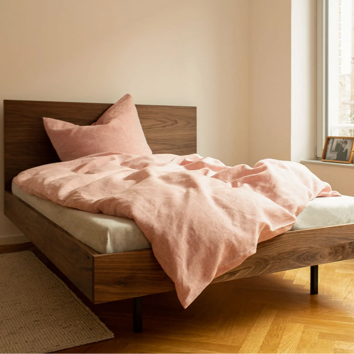 Nussbaumbett mit Furniertem Koppfteil