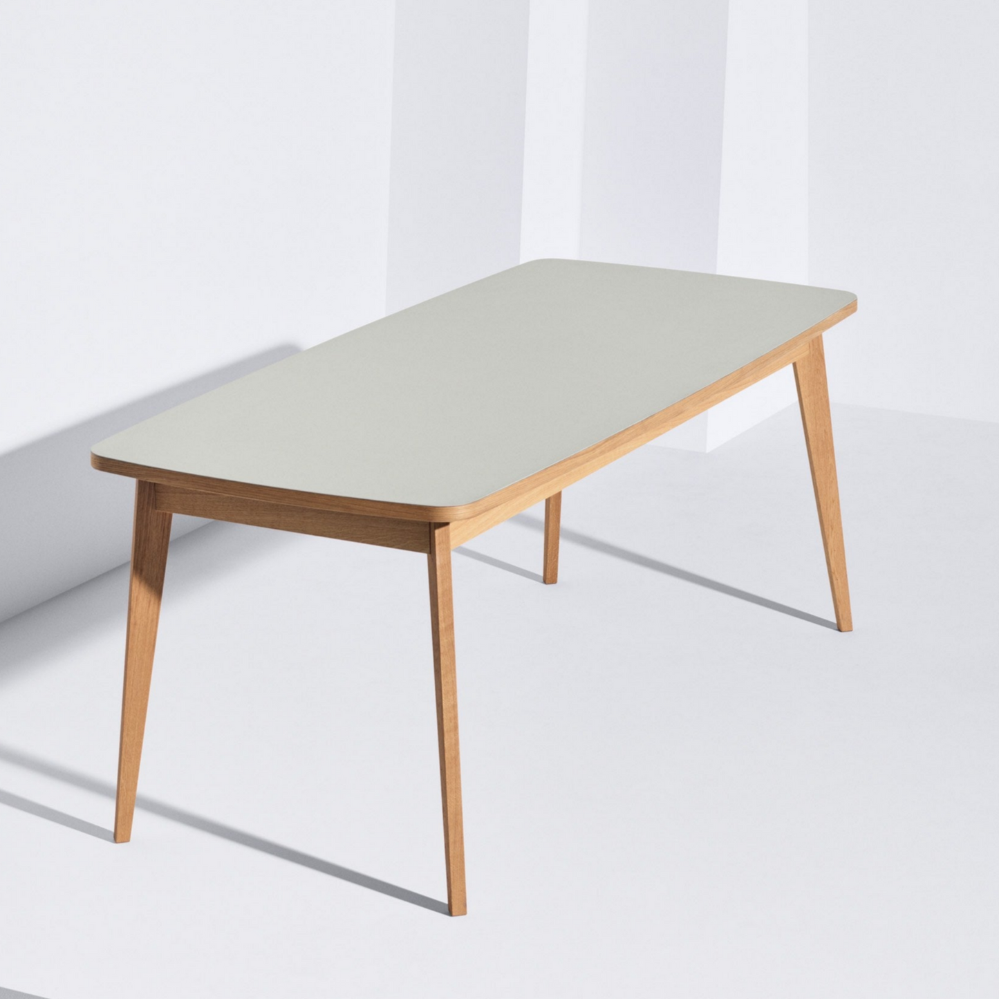 Linoleumeichentisch mit grauem Linoleum und geölltem Eichengestell