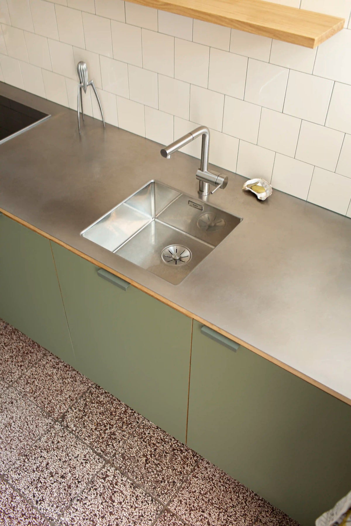 BB Plan Linoleumküche in Olive mit Edelstahl und Eiche, Karlsruhe – BARTMANN