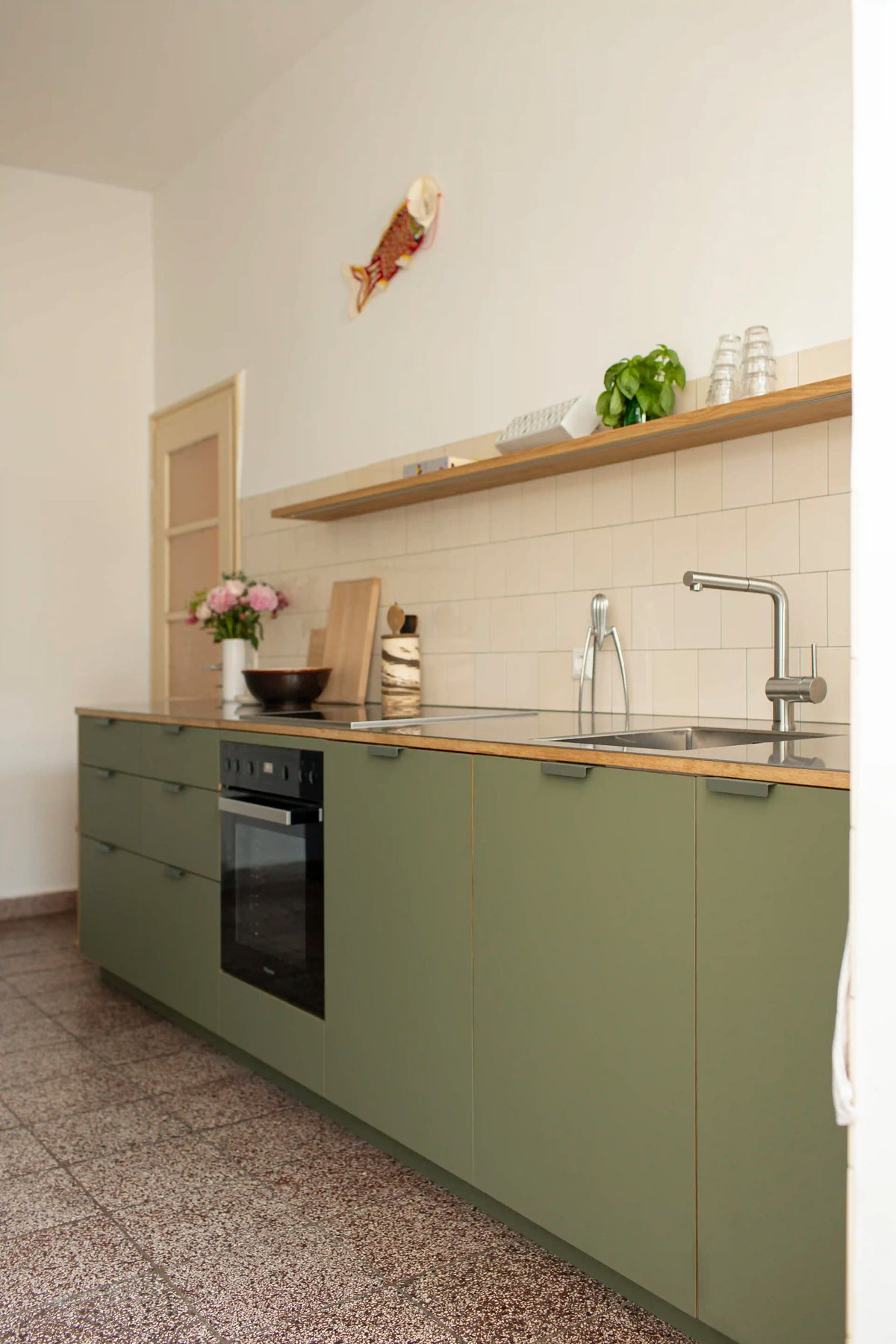 Linoleumküche Olive, Edelstahl-Arbeitsplatte, Karlsruhe – BARTMANN