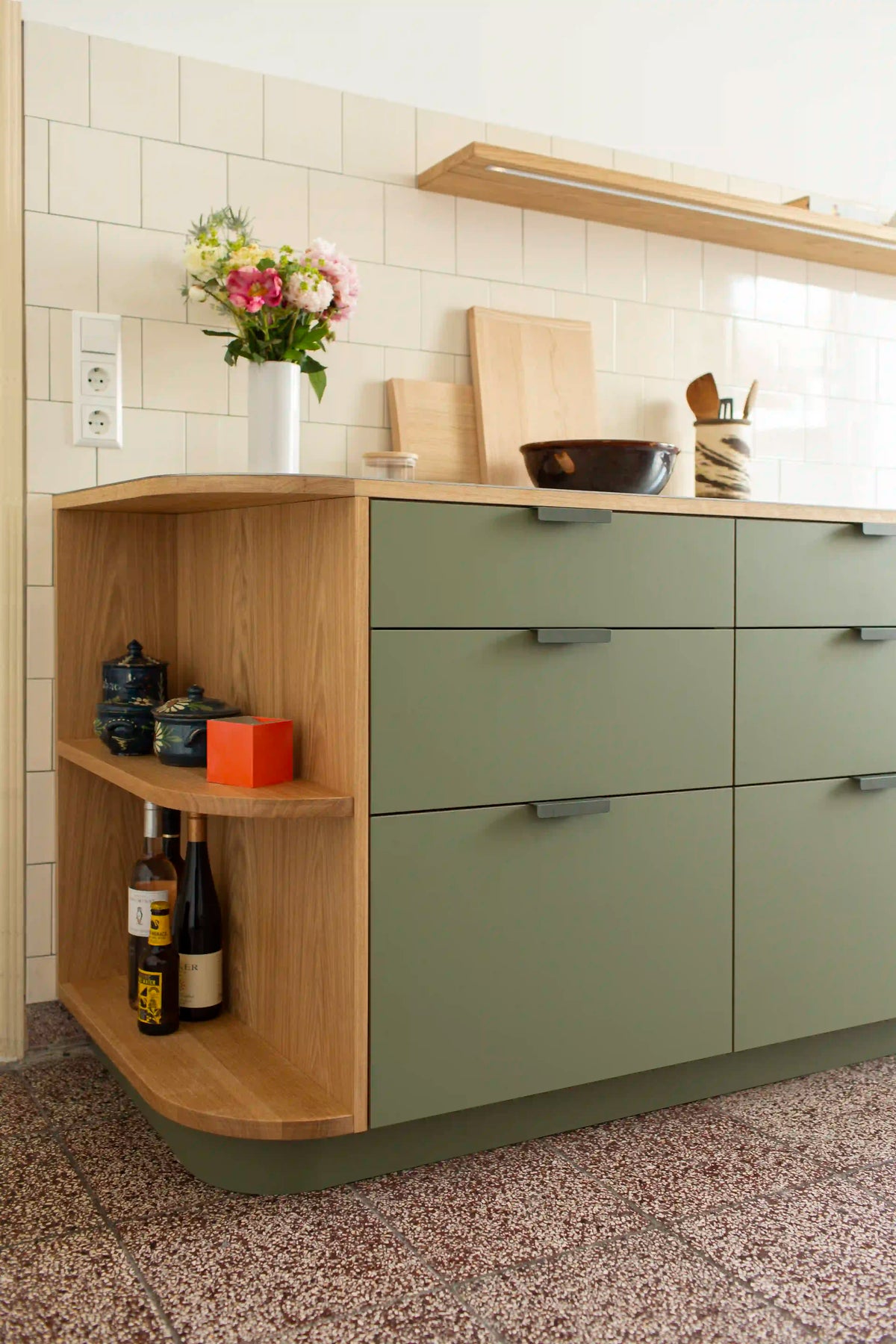 Linoleumküche Olive mit Edelstahl, Ansicht, Karlsruhe – BARTMANN