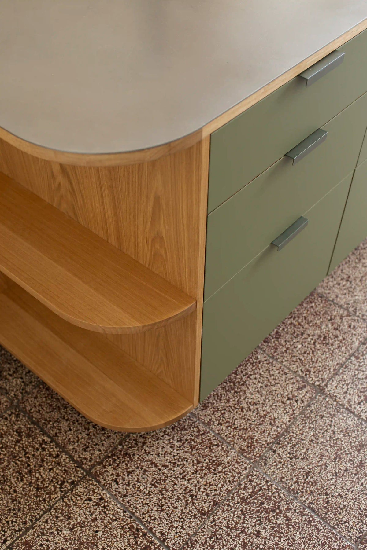 Linoleumküche Olive, Edelstahl und Eiche, Karlsruhe – BARTMANN