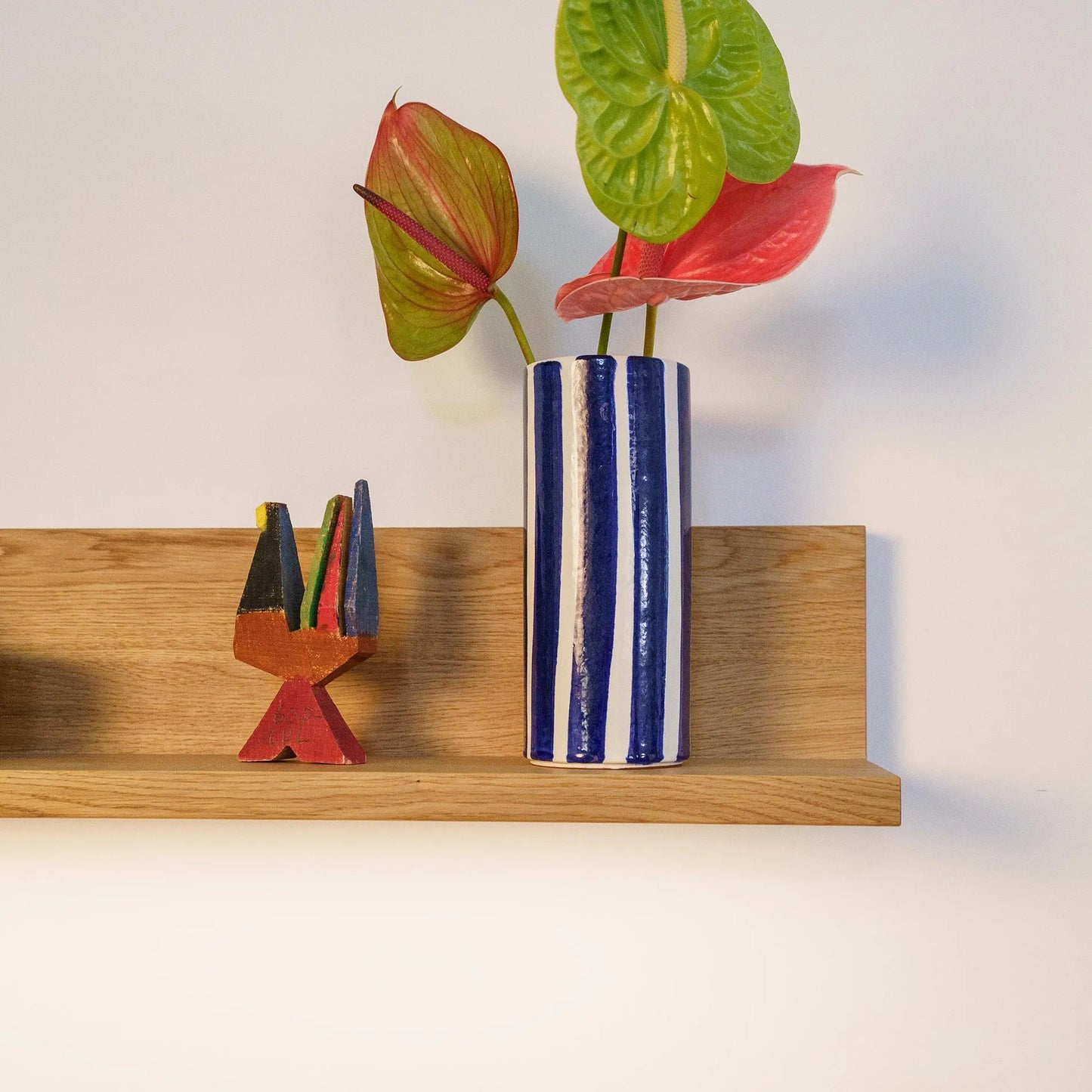 Vase auf einer Arbeitsplatte