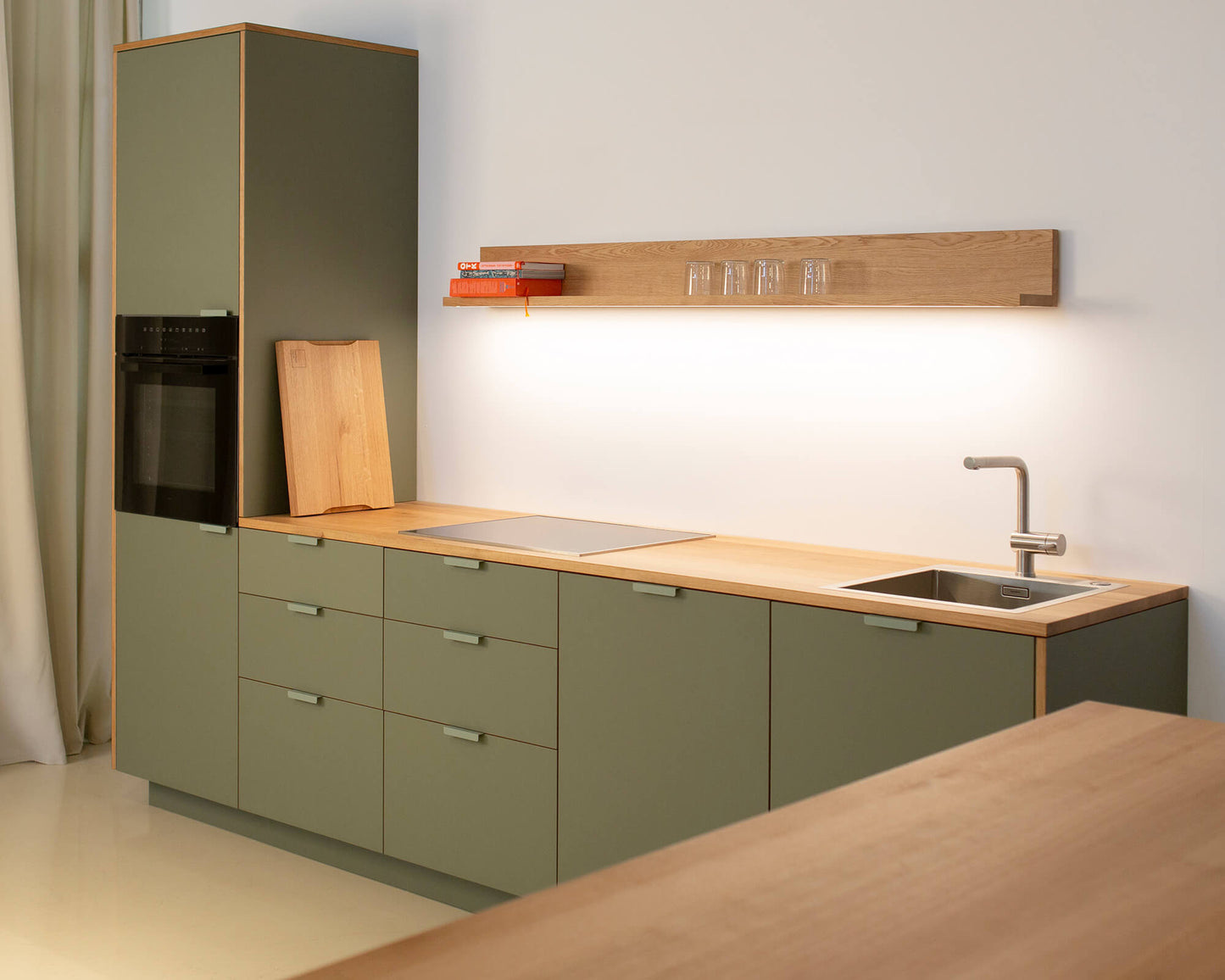 BBUnit, Linoluemküche, pistachio, Eichenholz-Arbeitsplatte