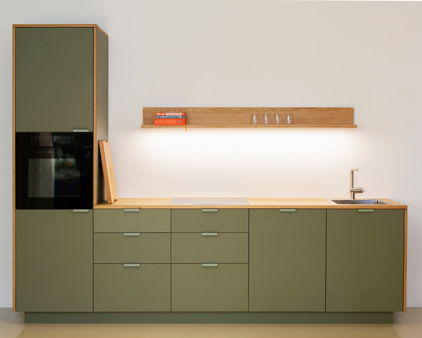 Totale der BB Unit Maxi, grüne Fronten und Eichenregal mit LED Licht