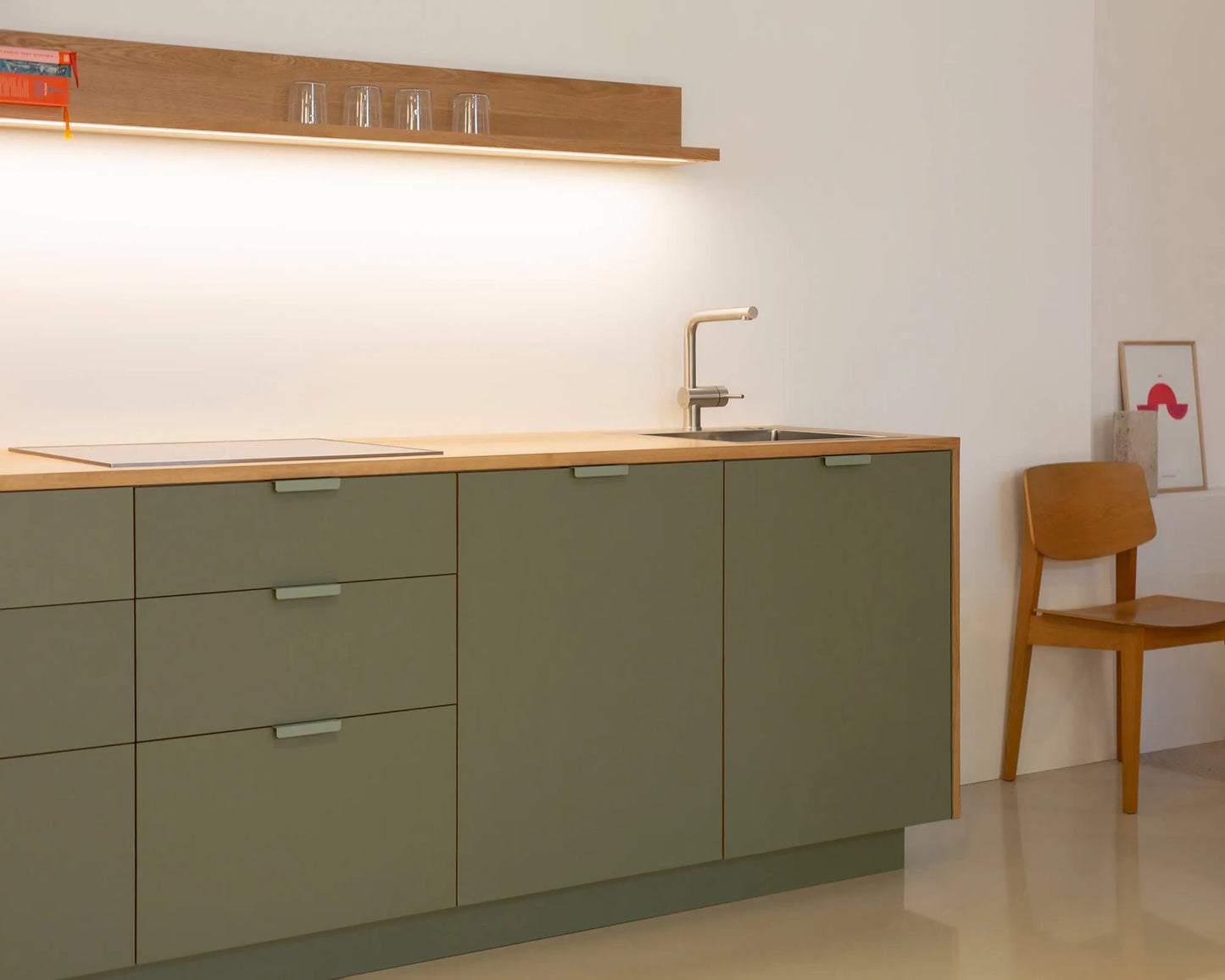 Grüne Linoleumküche mit grünem Griff und Eichenarbeitsplatte