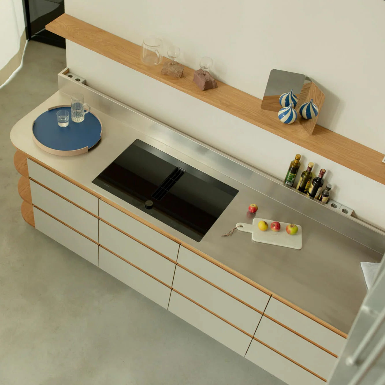 Küchenzeile mit Edelstahl-Arbeitsplatte