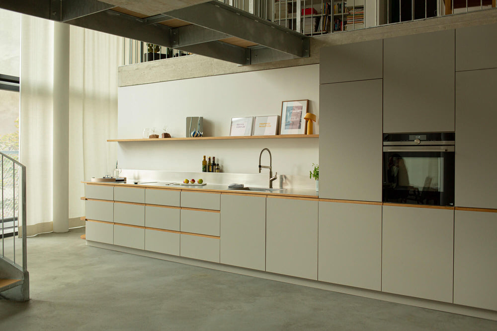 Bild einer individuellen Küchenzeile aus Eiche mit Edelstahl und Linoleum gebaut von BARTMANN 