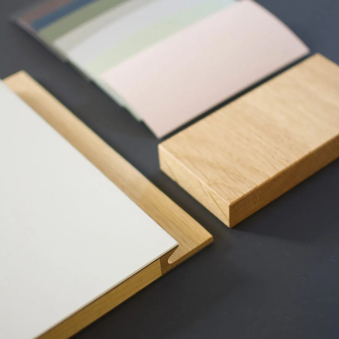 Gruffleistenmuster mit Linoleummuster und geölter Eiche