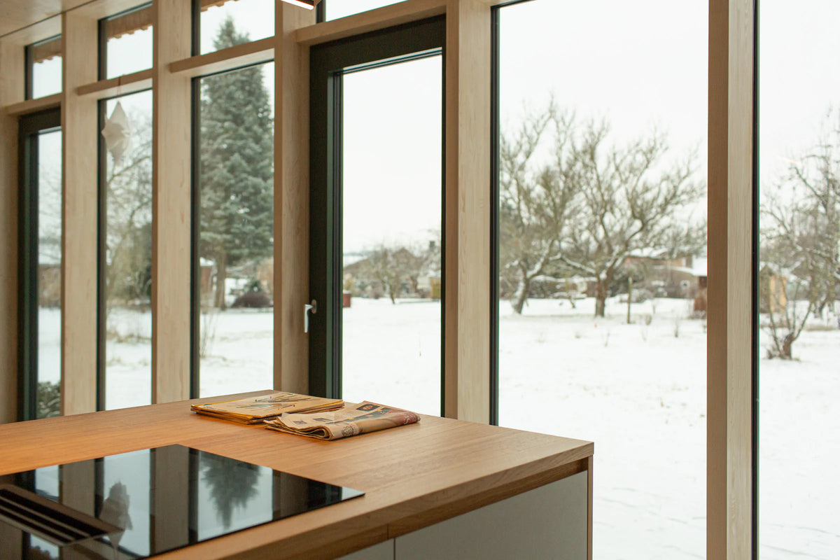 Linoleumküche mit Eiche im Holzständerhaus, Ansicht – BARTMANN