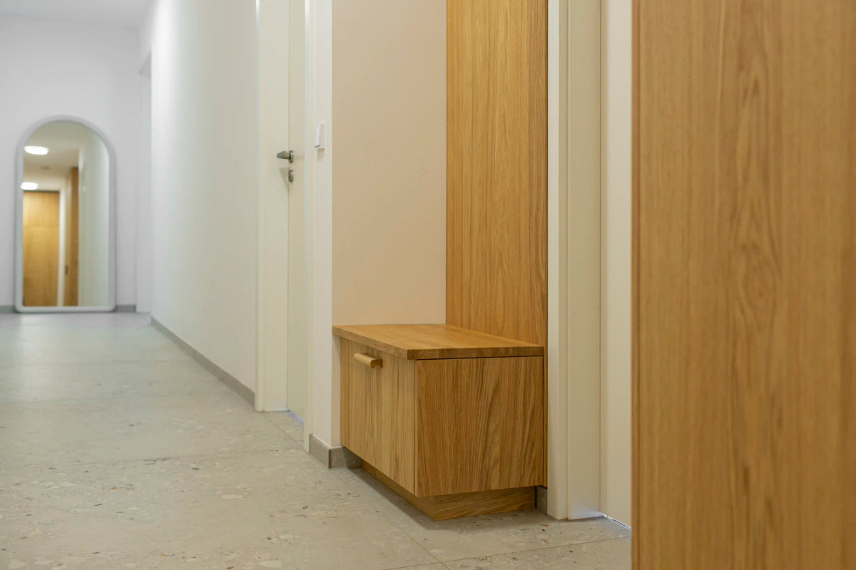 Wandschrank fürs Bad aus Linoleum und Eiche von BARTMANN Berlin