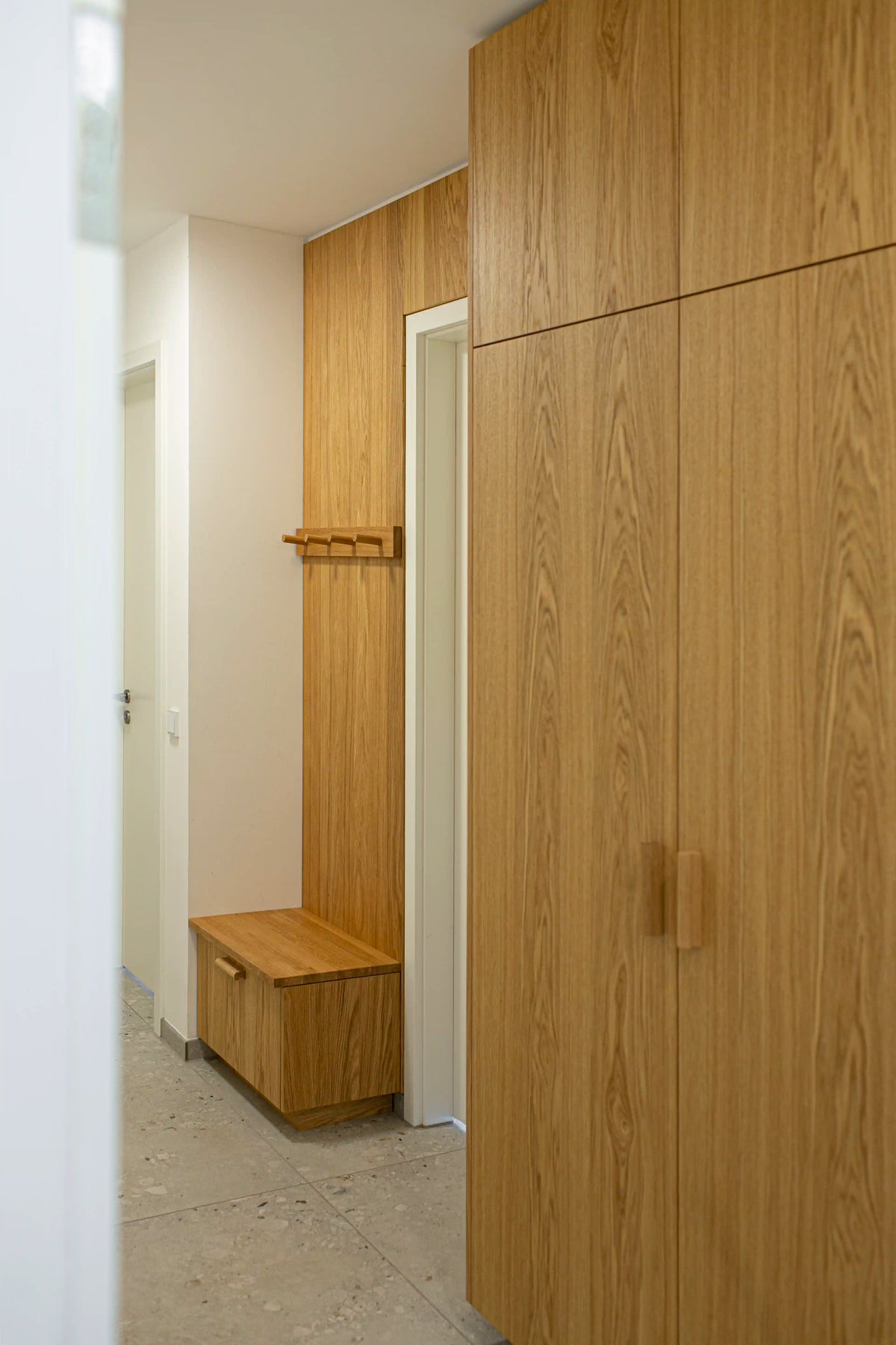 Wandschrank als Garderobe aus Linoleum und Eiche von BARTMANN Berlin